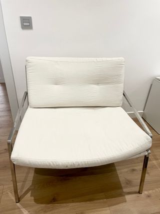 Silla minimalista plateada y blanca