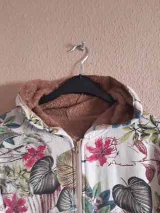 Sudadera con capucha y estampado floral