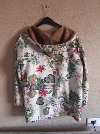 Sudadera con capucha y estampado floral