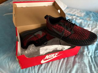 Zapatillas Nike Roshe Run Rojas y Negras