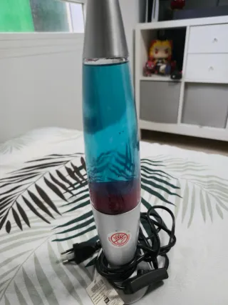 Lámpara de lava azul y roja