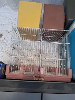 Jaula para pájaros blanca y rosa