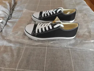 Zapatillas lona negras tipo Converse sin estrenar.