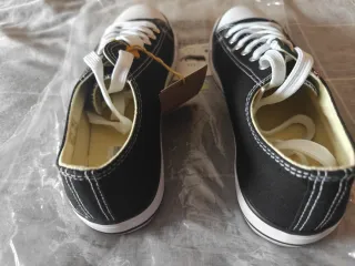 Zapatillas lona negras tipo Converse sin estrenar.