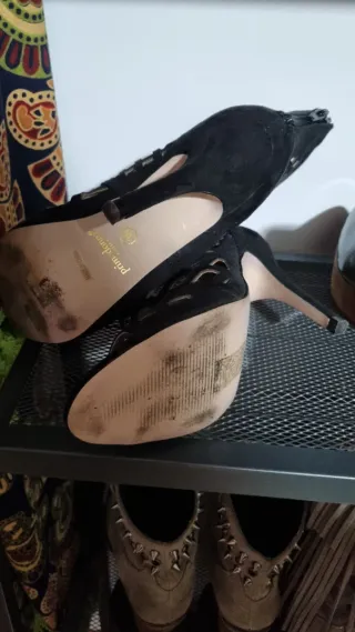 Botines de tacón alto con diseño de rejilla