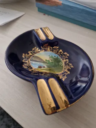 Cenicero azul con paisaje y detalles dorados