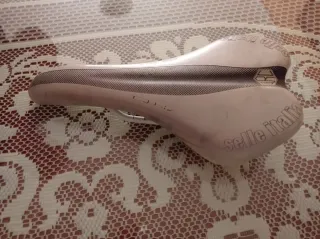 Cascos y guantes de ciclismo