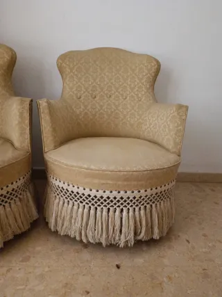 Coppia di poltrone imbottite con frange