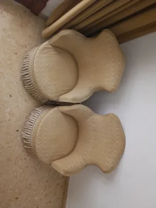 Coppia di poltrone imbottite con frange