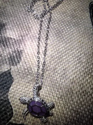 Collar tortuga morada y plateada