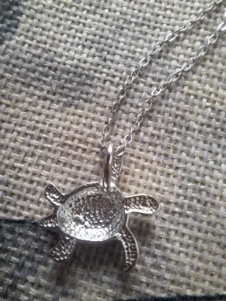 Collar tortuga morada y plateada
