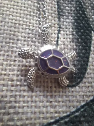 Collar tortuga morada y plateada