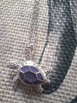 Collar tortuga morada y plateada