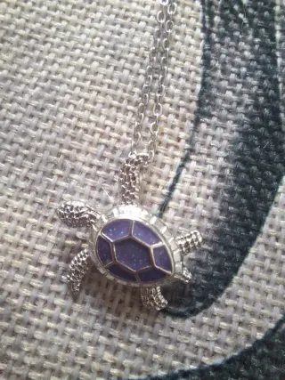 Collar tortuga morada y plateada