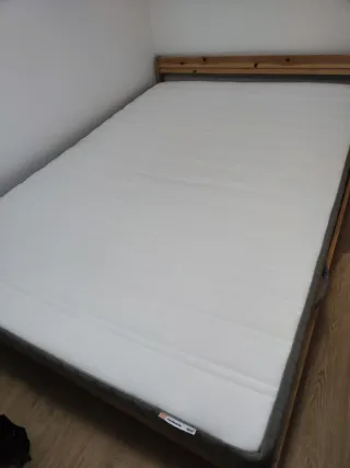 Cama madera pino somier y colchón.