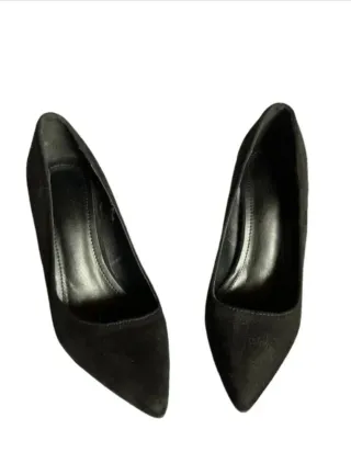 Zapatos de tacón negros elegantes