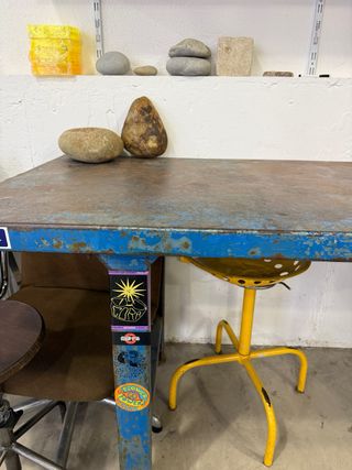 Mesa de trabajo de acero con bonita patina