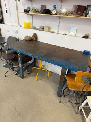 Mesa de trabajo de acero con bonita patina