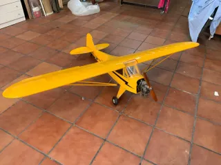 Avión RC Aeromodelismo Amarillo