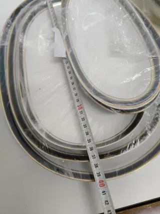 Vajilla de porcelana blanca , verde y dorada