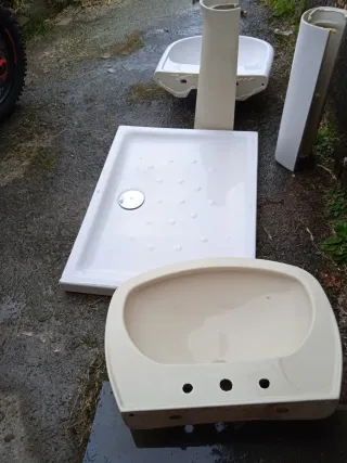 Sanitarios de baño: lavabo,   plato de ducha