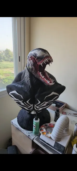 Figura Venom pla Pintada a Mano más de 70 cm