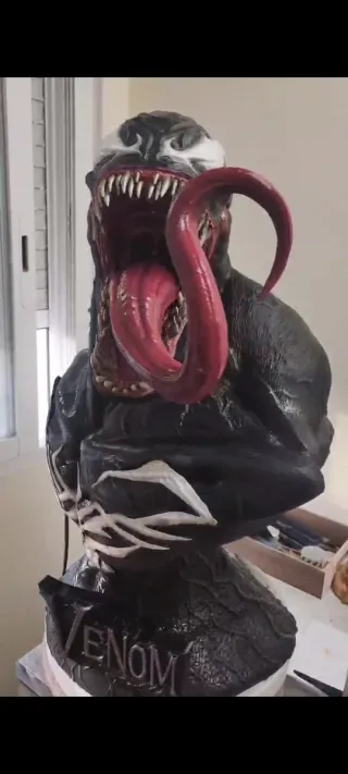 Figura Venom pla Pintada a Mano más de 70 cm