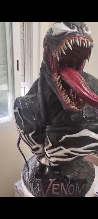 Figura Venom pla Pintada a Mano más de 70 cm