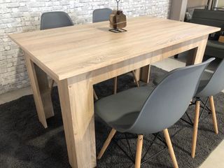 Comedor Mesa + 4 Sillas Madera y Plástico