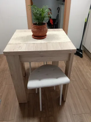 Tavolo da cucina 60x60cm, altezza 70cm. Aperto 135cm.