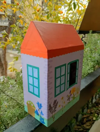 Casa delle bambole con mobili e gattino in salotto