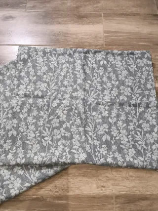 Fundas de cojín gris y blanco