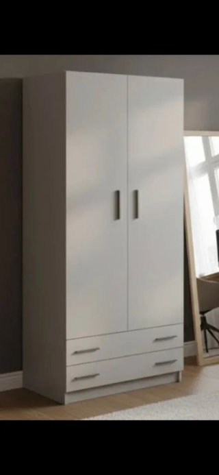 Armario de madera beige y blanco