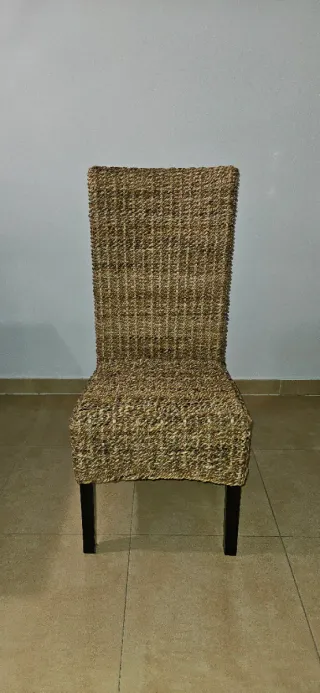 Seis sillas de fibras naturales.