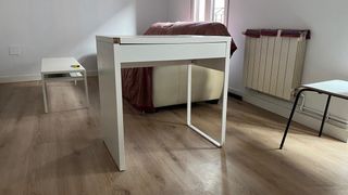 Escritorio blanco con hueco para cables