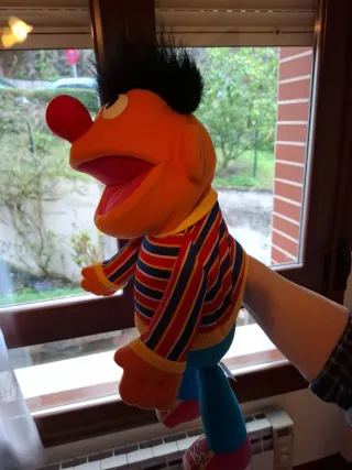 Muñeco Epi de Barrio Sésamo. Se mete mano dentro
