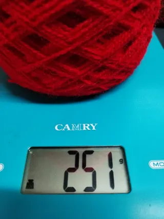 Lote 251gr, 2 bobinas de lana mezcla acrílica roja