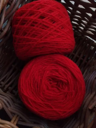 Lote 251gr, 2 bobinas de lana mezcla acrílica roja