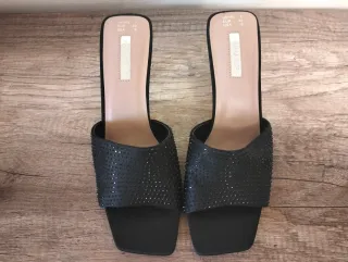 Sandalias de tacón negras con pedrería