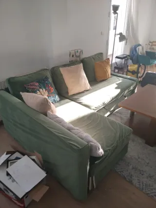 Sofá Frihenten verde y mesa centro madera