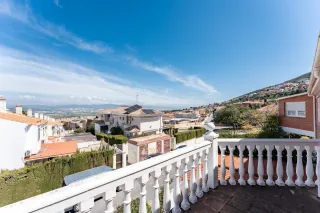 Chalet pareado con piscina privada.