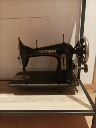 Máquina de coser Wertheim antigua