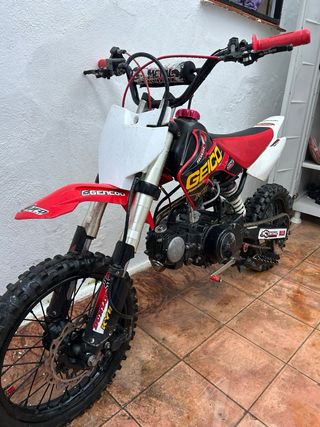 Moto de cross roja y blanca