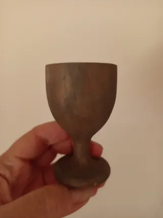 Huevera antigua de madera tallada