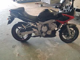 Yamaha Fazer 600 - Moto Deportiva Negra y Roja