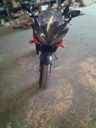 Yamaha Fazer 600 - Moto Deportiva Negra y Roja