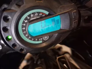 Yamaha Fazer 600 - Moto Deportiva Negra y Roja