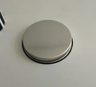 Caja metálica cilíndrica diseño minimalista rayas