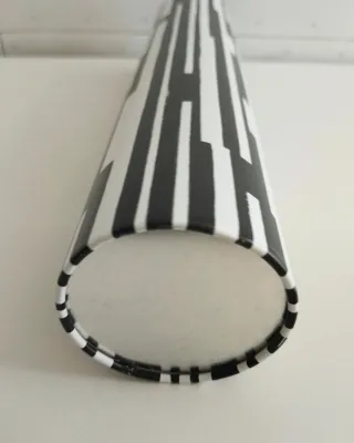 Caja metálica cilíndrica diseño minimalista rayas