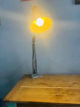 Lampada da tavolo design industriale